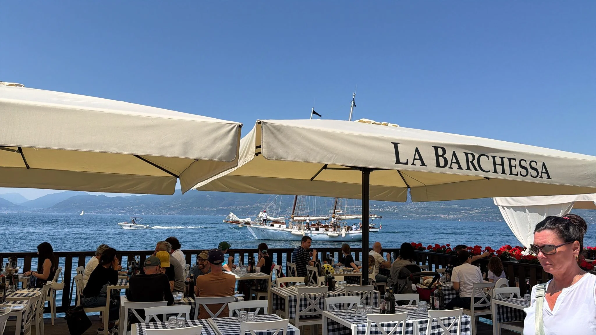 Terrazza La Barchessa con veliero sul lago Terrazza La Barchessa con veliero sul lago