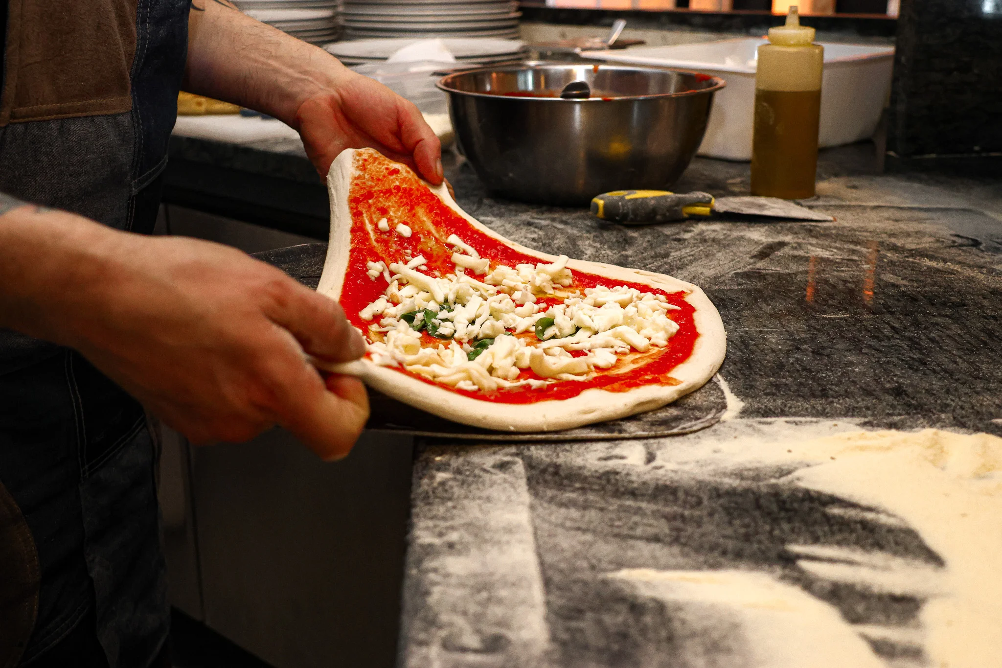 Pizza margherita in preparazione Pizza margherita in preparazione