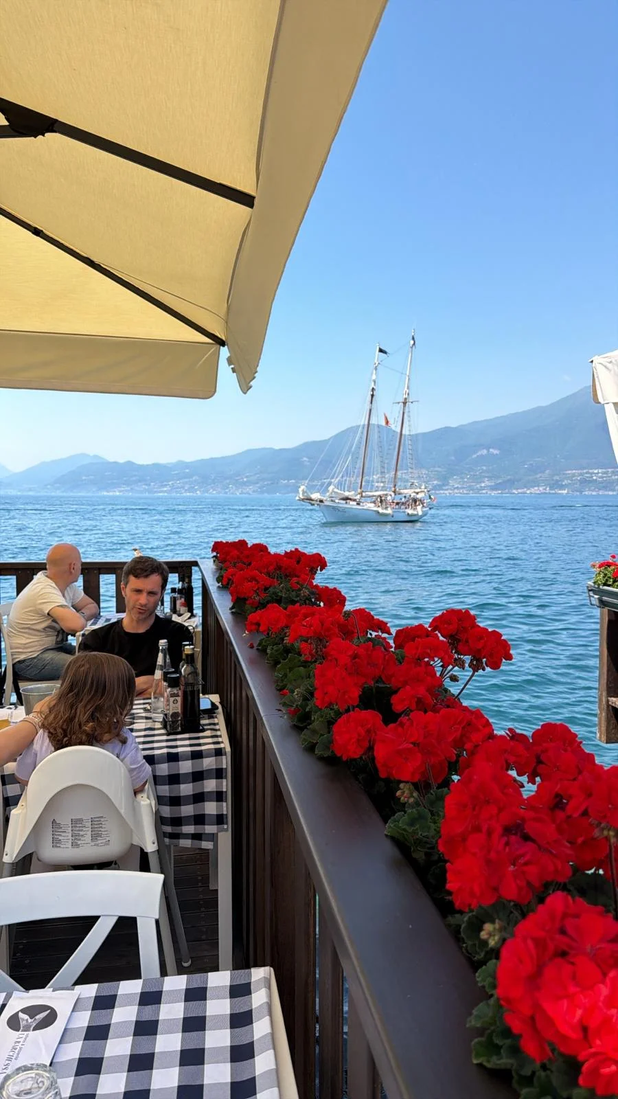 Gerani rossi e veliero sul lago Gerani rossi e veliero sul lago
