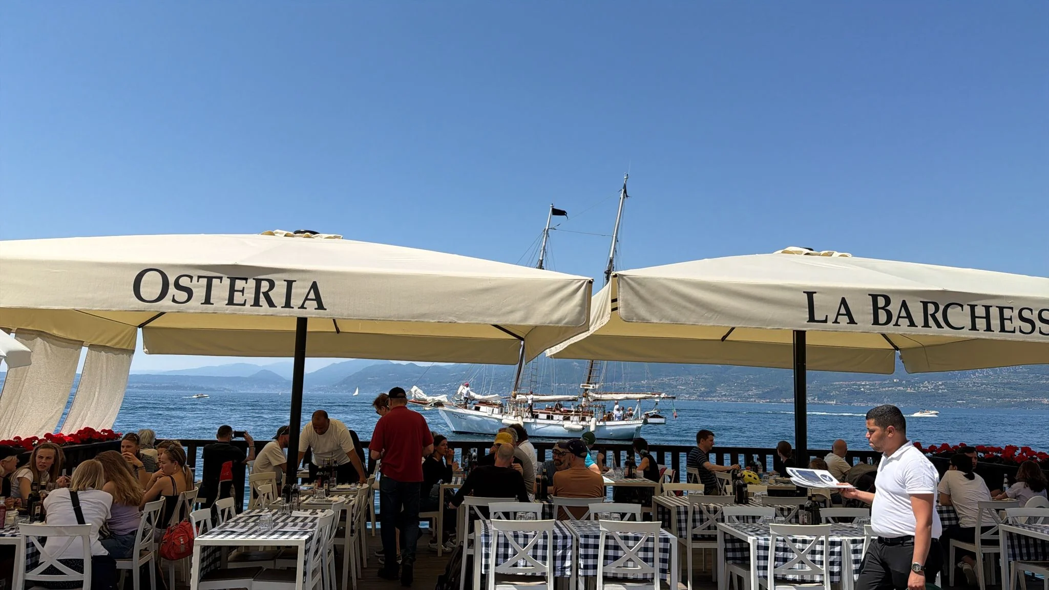 Osteria e veliero al pranzo d'estate Osteria e veliero al pranzo d'estate